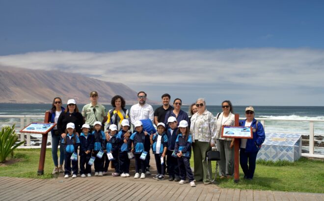 Inauguran paneles educativos para aprender y proteger a las aves marinas en el borde costero de Iquique