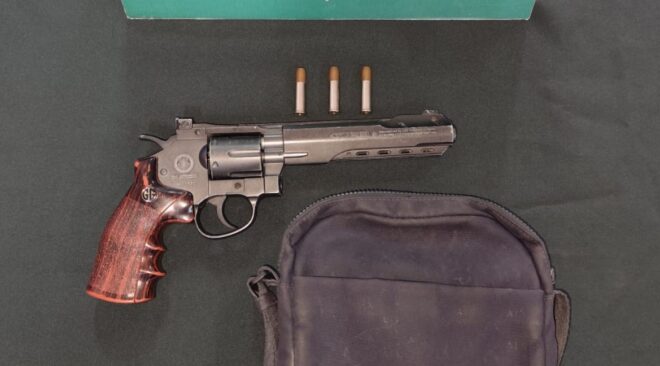 Jóvenes que portaban armas en plaza fueron detenidos por Carabineros