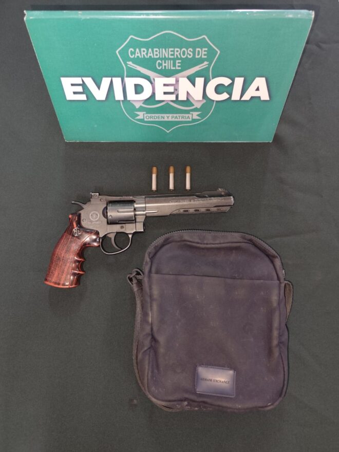 Jóvenes que portaban armas en plaza fueron detenidos por Carabineros