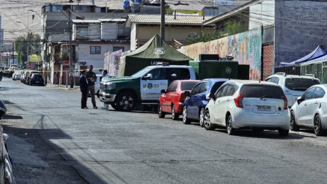 Hallan cuerpo en pleno centro de Iquique: habría sido arrojado desde un vehículo