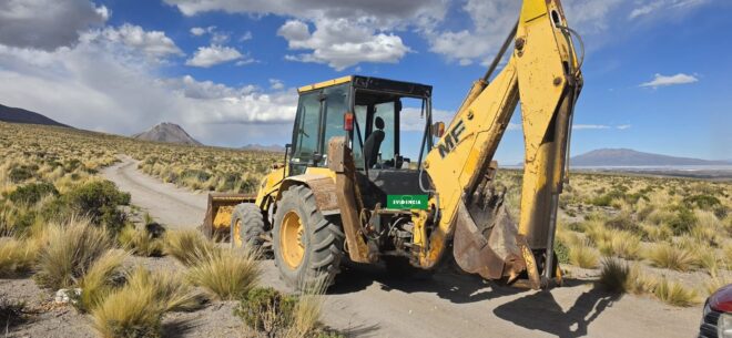 Con retroexcavadora habilitaban caminos en el sector fronterizo de Colchane