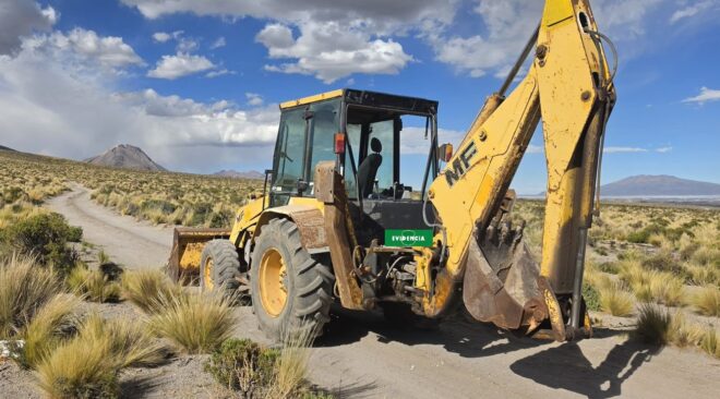 Con retroexcavadora habilitaban caminos en el sector fronterizo de Colchane
