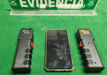Detienen a individuo con dos dispositivos electroshock durante fiscalización en Colchane