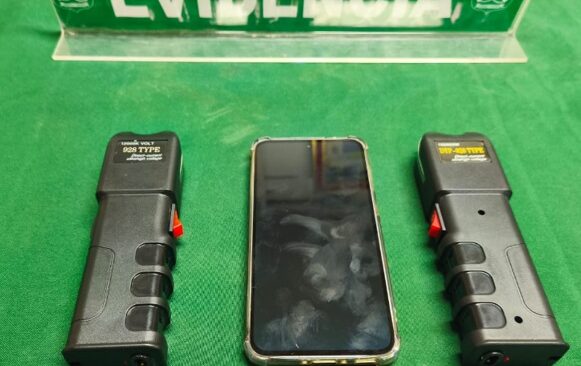 Detienen a individuo con dos dispositivos electroshock durante fiscalización en Colchane