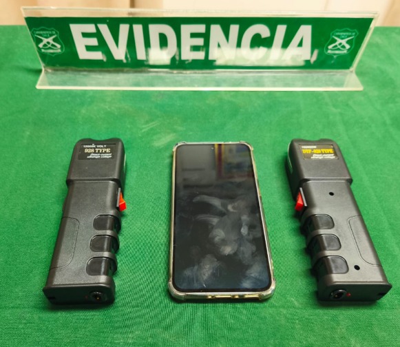 Detienen a individuo con dos dispositivos electroshock durante fiscalización en Colchane