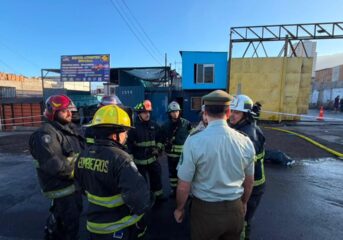 Incendio en vivienda deja una persona fallecida y un bombero lesionado en Iquique
