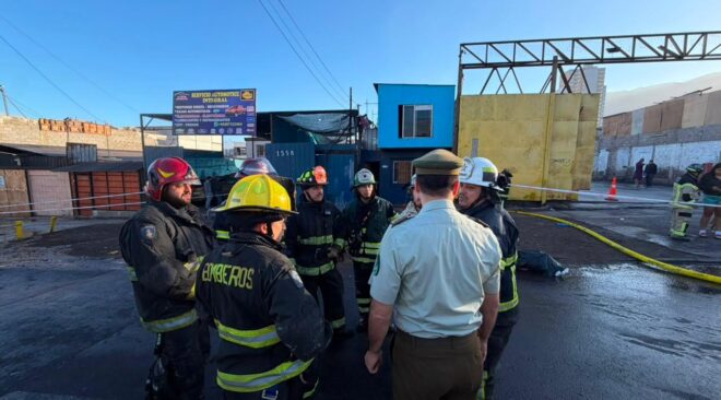 Incendio en vivienda deja una persona fallecida y un bombero lesionado en Iquique